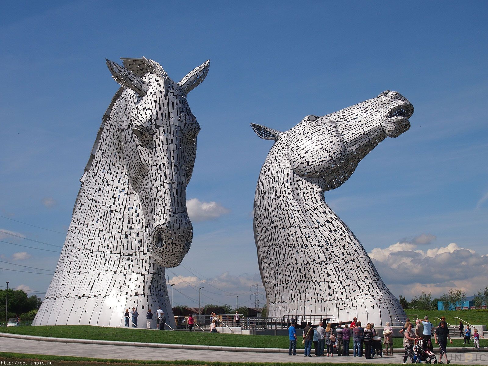 gelijktijdig pint Verhoog jezelf Two 30 meter tall horse heads in Scotland | Funpic.hu